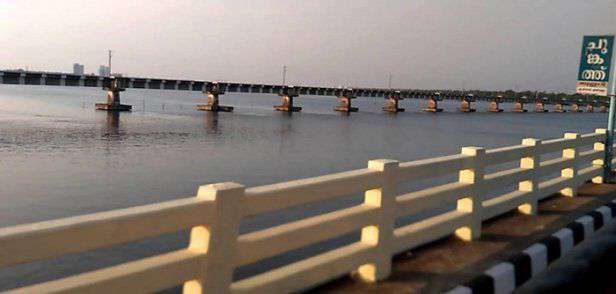 അരൂർ പാലത്തിൽ നിന്ന്​ കായലിലേക്ക്​ ചാടിയ പെൺകുട്ടിയെ കണ്ടെത്താനായില്ല